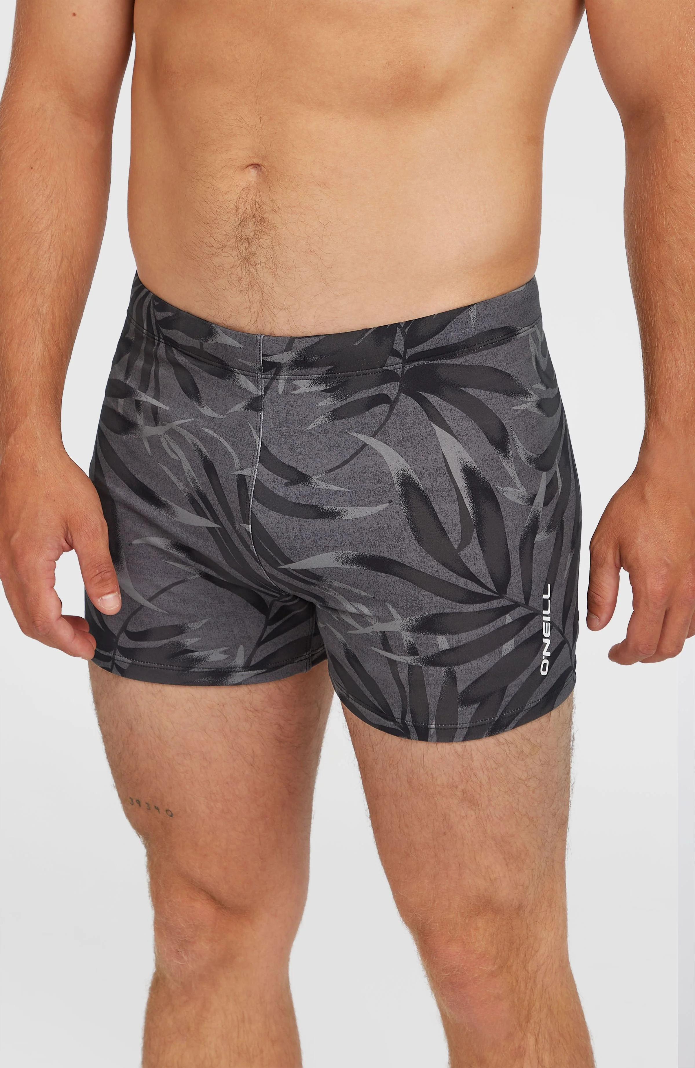 17849-essentials-floral-racer-black-dipped-leaves-1.webp Essentials Floral Racer | Black Dipped Leaves