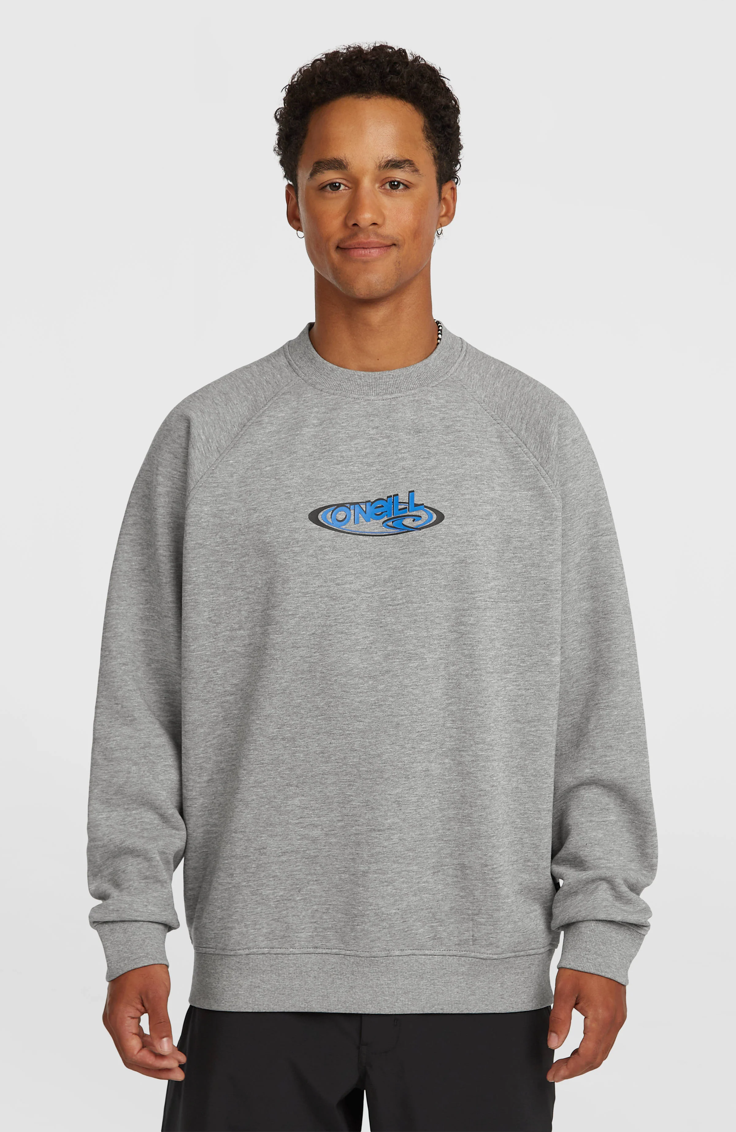 3998-essentials-90s-logo-crew-sweatshirt-silver-melee-1.webp Essentials 90s Logo Crew Sweatshirt | Silver Melee